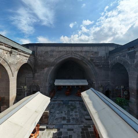 Hunat Hatun Medresesi ve Kümbeti İç